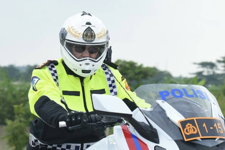 Kakorlantas Royke Lumowa mengendarai moge. Foto: Screenshot Instagram @ntmc_polri Kakorlantas Royke Lumowa mengendarai moge. Foto: Screenshot Instagram @ntmc_polri