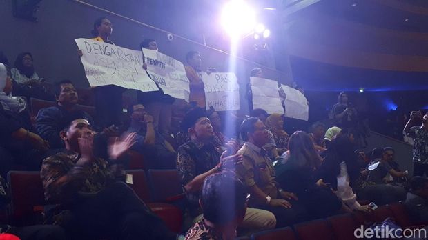 Momen Mahasiswa Bentangkan Poster Tantang Adu Debat 4 Paslon