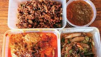 Menu makan siang yang menggugah selera ini milik presenter kocak, Okky Lukman. Ada gulai jengkol, oseng cumi pete, teri kacang, dan sambal kecombrang. Wah, makan besar, nih! Foto: Instagram @oq_lukman