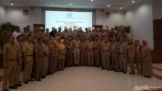 Sandiaga berfoto bersama petugas haji DKI