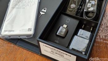 Aksesor yang diberikan Samsung dalam pembelian. Ada case transparan, buku petunjuk dan garansi, colokan SIM Card tray, kabel data, colokan charger, converter USB Typle C, earphone AKG. Foto: Adi Fida Rahman/detikINET