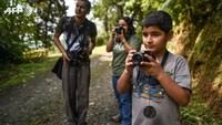 Dilansir dari AFP, Selasa (13/3/2018), anak kecil di Kolombia bernama David Camacho memiliki mimpi besar untuk menerepong setiap hutan di Colombia untuk mencari sebanyak mungkin burung di negaranya. (Foto: Dok. Luis Robayo/AFP)