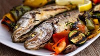 Ketika sedang makan sendiri, Ratu Elizabeth memilih ikan bakar dengan sayuran sebagai menu makan siangnya. Ikan bakar Dover dengan bayam dan irisan zucchini jadi menu favoritnya. Foto: iStock
