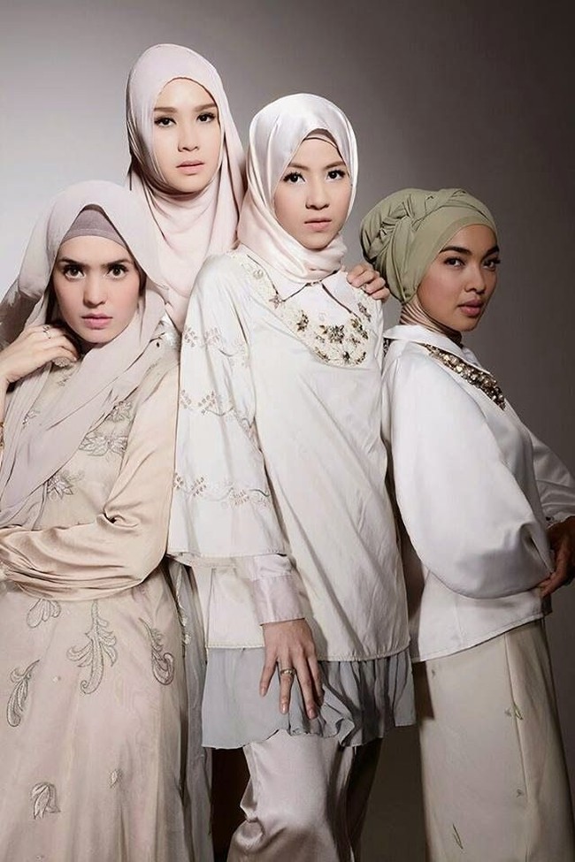Tika Bravani mulai dikenal terjun di dunia acting. Salah satu filmnya yang populer adalah Alangkah Lucunya Negeri Ini. Ia pun sempat berperan menjadi wanita berhijab dalam film Hijab besutan Hanung Bramantyo. Foto: Laiqa Magazine