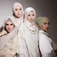 Tika Bravani mulai dikenal terjun di dunia acting. Salah satu filmnya yang populer adalah Alangkah Lucunya Negeri Ini. Ia pun sempat berperan menjadi wanita berhijab dalam film Hijab besutan Hanung Bramantyo. Foto: Laiqa Magazine