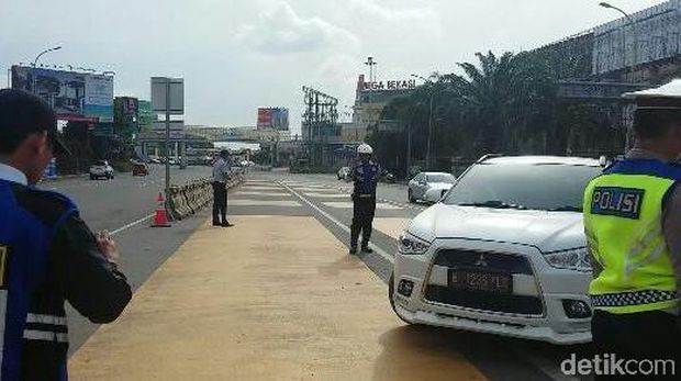 Penjagaan ganjil genap di Gerbang Tol Bekasi Barat