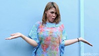 Gaya centil DJ Butterfly. Foto: Ismail/detikHOT