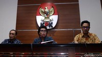 Atas perbuatannya, Wahyu dan Tuti dijerat dengan Pasal 12 huruf c atau Pasal 11 Undang-Undang Nomor 31 Tahun 1999 sebagaimana diubah dengan Undang-Undang Nomor 20 Tahun 2001 tentang Pemberantasan Tindak Pidana Korupsi juncto Pasal 55 ayat 1 ke-1 KUHP.