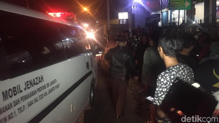 Diduga Sakit, Pemotor Ditemukan Tewas di Tepi Jalan Jatinegara