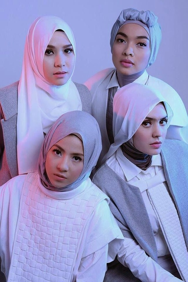 Di film tersebut, Tika Bravani tampil cantik mengenakan hijab turban. Setelah film itu diputar, pertanyaan kapan hijab semakin sering dilontarkan kepadanya. Siapa sangka, pertanyaan tersebut bisa terjawab sekarang. Foto: Laiqa Magazine
