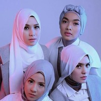 Di film tersebut, Tika Bravani tampil cantik mengenakan hijab turban. Setelah film itu diputar, pertanyaan kapan hijab semakin sering dilontarkan kepadanya. Siapa sangka, pertanyaan tersebut bisa terjawab sekarang. Foto: Laiqa Magazine