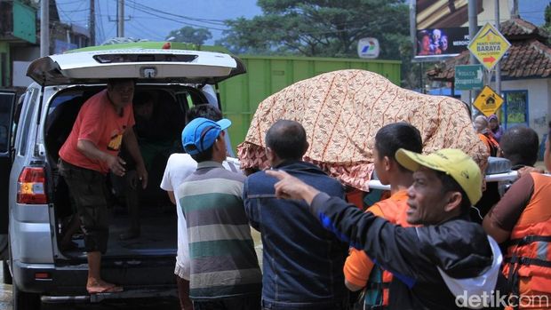 Warga Baleendah Meninggal dan Ditangu Menerobos Genangan Air