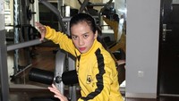 Bergaya sejenak saat lagi latihan di gym. (Foto: Instagram/chintyacandranaya)