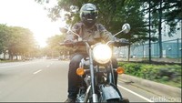 Dilihat dari bagian depan, terpampang lampu depan bulat dengan reflektor khas motor retro. Dan lampunya juga pakai lampu bohlam warna kuning. Turun sedikit, terlihat suspensi depan teleskopik yang panjang. Ada pula pelek jari-jari dan spatbor logam. Motor ini juga dibekali rem cakram di depan berukuran 280 mm. Foto: 20detik