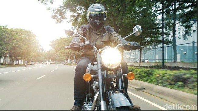 Nostalgia dengan Motor Inggris yang Laki Banget