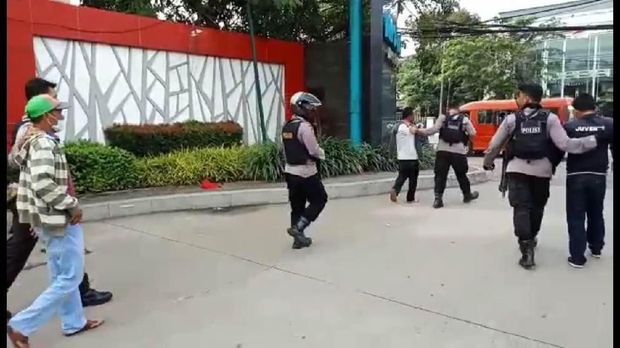   Polisi menyita barang bukti berupa sejumlah berkas berupa blanko dan satu unit mesin fotocopy. 