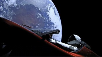 Yang jelas sih, Elon Musk sudah membuktikan Bumi itu bulat dari potret Starman dan Tesla Roadster ini. Nah, gimana? (Foto: Instagram)