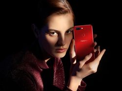 Penampakan Keren Oppo R15 Saat Digenggam