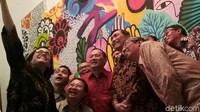 Ini momen keseruan Menteri Keuangan Sri Mulyani saat asyik swafoto bersama Menteri Koordinator Bidang Kemaritiman Luhut Binsar Pandjaitan hingga Agus Marto di acara pameran kesenian yang menjadi rangkaian acara annual meeting Internasional Monetary Fund-World Bank Group (AM IMF-WBG) di Bali, (13/3/2018).
