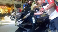 Di Makassar, motor buatan Indonesia yang telah lama ditunggu-tunggu oleh masyarakat diluncurkan Astra Motor Makassar di Mall Ratu Indah pekan lalu. Foto: Ibnu Munsir