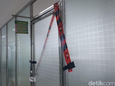 Foto: Segel KPK di Ruang Hakim dan Panitera yang Kena OTT