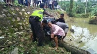 Jumlah rombongan turing itu ada 40 moge. Untung saja warga dan petugas kepolisian sigap untuk segera mengangkut motor tersebut untuk kembali ke jalanan lagi. Foto: Pasang Mata/Farid Hariadi