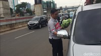 Sekitar pukul 13.20 WIB, tiga polisi dari Polres Metro Jakarta Timur mencabut garis polisi di lokasi kebocoran gas. Mereka enggan memberikan keterangan.