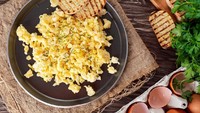 Jika sedang bosan dengan sereal, Ratu Elizabeth akan memilih scrambled eggs sebagai menu sarapannya. Ratu lebih memilih telur coklat dibandingkan telur putih, karena menurutnya lebih enak. Biasanya disajikan dengan smoked salmon dan truffle segar. Foto: iStock