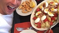 Tampak sumringah, begini sajian makanan kesukaan Ronaldo. Wah, apa ya nama makannnya? Foto: Instagram Cristiano
