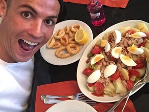 Begini Aksi Cristiano Ronaldo dan Selebgram Awkarin Saat Makan