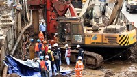 Sebelumnya, sekitar pukul 13.20 WIB, tiga polisi dari Polres Metro Jakarta Timur mencabut garis polisi di lokasi kebocoran gas.