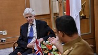 Anggota Majelis Tinggi Parlemen Inggris, Lord Charles David Powell datang ke Balai Kota dan menemui Gubernur DKI Anies Baswedan pada Senin (12/3/2018) kemarin. Anies mengisahkan pertemuan mereka itu lewat akun media sosialnya. 