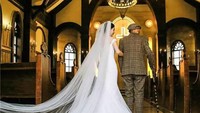 “Dia adalah orang paling penting dalam hidup saya. Saya tidak ada rencana menikah sekarang-sekarang, tapi saya ingin anak saya kelak dan suami saya bisa mengingat wajah kakek,” tutur Fu.   (Foto: Dok. SCMP via The Star)