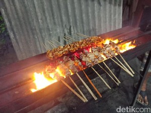 Viral! Tukang Sate Ini Bakar Daging Pakai Hair Dryer