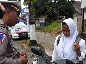 Dihukum Terjaring Operasi, Pelajar Ini Menangis Tak Hapal Pancasila
