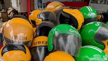 Sementara sebelumnya, banyak driver ojek online yang melego helm miliknya. Foto: Adi Fida Rahman/detikINET