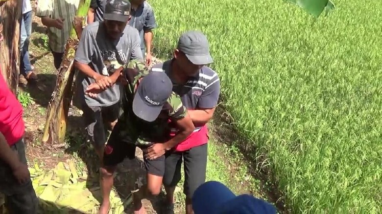 Evakuasi Pelajar SMA Gantung Diri di Pohon Nangka Berjalan Dramatis Evakuasi Pelajar SMA Gantung Diri di Pohon Nangka Berjalan Dramatis