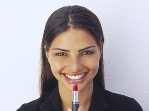 Ketika Para Pria Patungan Beli Lipstik untuk Satu-satunya Mahasiswi Teknik