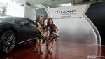 Wanita Cantik Sejagat dan Mobil Mewah