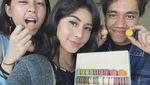 Mau Tahu Pose Selebgram Awkarin Saat Makan? Intip 10 Foto Ini