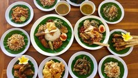 Paket lengkap nih! Nasi campur Bali disajikan bersama pelengkapnya mulai dari ayam sere lemo, ayam goreng suna cekuh, sayur urab, ayam sisit sambal matah dan lainnya. Yummy! Foto: Instagram