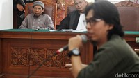 Aman Abdurrahman didakwa menggerakan orang lain dan merencanakan sejumlah teror di Indonesia termasuk Bom Thamrin 2016. Oman dinilai telah menyebarkan paham yang menyebabkan jatuhnya korban jiwa dan kerusakan objek-objek vital.