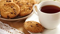 Meski sudah berusia 91 tahun, tapi Ratu Elizabeth tetap sehat dan bugar. Setiap paginya ia akan memilih secangkir teh hangat Earl Grey atau Darjeeling dengan susu, tanpa gula, dan ditemani sepiring biskuit. Foto: iStock
