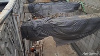 Beberapa bagian dari Underpass Matraman tampak dibungkus plastik.