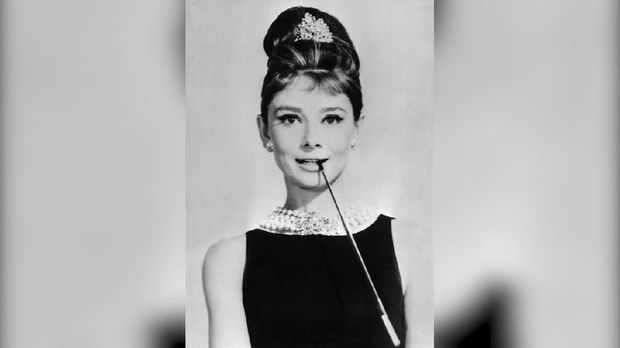 Audrey Hepburn dengan little black dress Givenchy