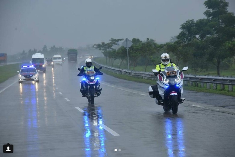 Kakorlantas Polri Irjen Pol Royke Lumowa terpantau sedang melakukan pengecekan jalur mudik dengan menunggangi moge di jalan tol. Foto: Screenshot Instagram @ntmc_polri Kakorlantas Polri Irjen Pol Royke Lumowa terpantau sedang melakukan pengecekan jalur mudik dengan menunggangi moge di jalan tol. Foto: Screenshot Instagram @ntmc_polri