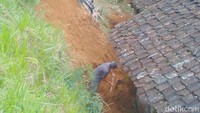 Akibat musibah ini, 2 rumah warga terancam longsor susulan, terang Edi.