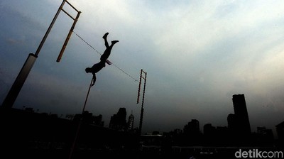Atlet Pelatnas Atletik Berlatih di Stadion Madya