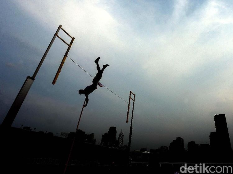 Atlet Pelatnas Atletik Berlatih di Stadion Madya