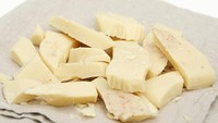 Cokelat putih umumnya dibuat dari coco butter, susu, dan gula. Tidak mengandung cokelat asli yang mampu memberi rasa dan warna cokelat yang lebih dikenal pada umumnya. Foto: One Green Planet